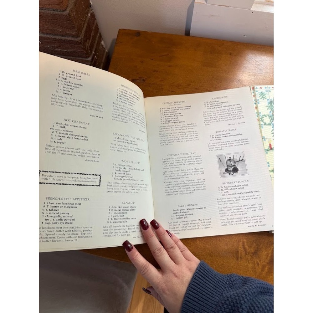 VTG Christmas Keepsake Kids Holiday Traditions Memories Book and VTG Cookbook - Picture 4 of 16